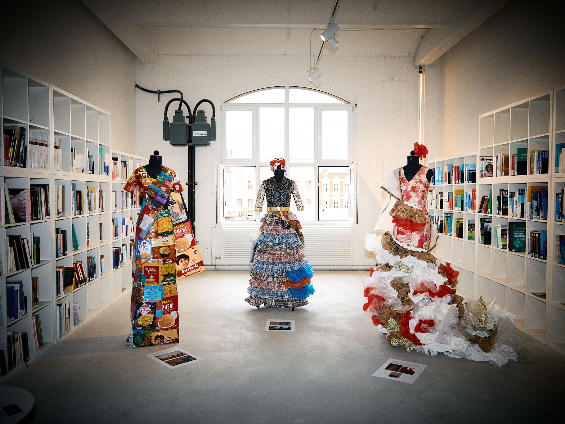 Graduate Show Ergebnisse der Abschlussarbeiten aus dem sechsten Semester, öffentlich präsentiert in den Räumlichkeiten der Fakultät Creative Business.