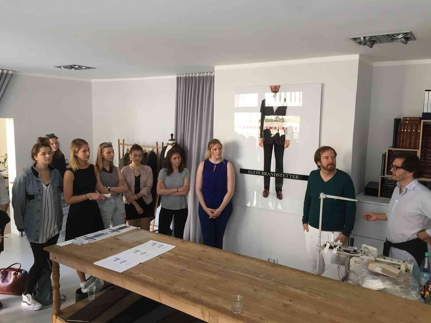BSP-Studierende im Atelier von Egon Brandstetter