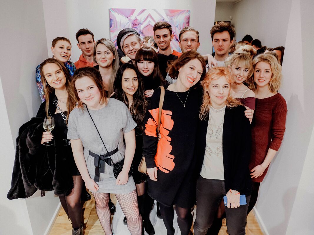 Das Team des Departments Creative Business gemeinsam mit der Künstlerin Daniela Boos.