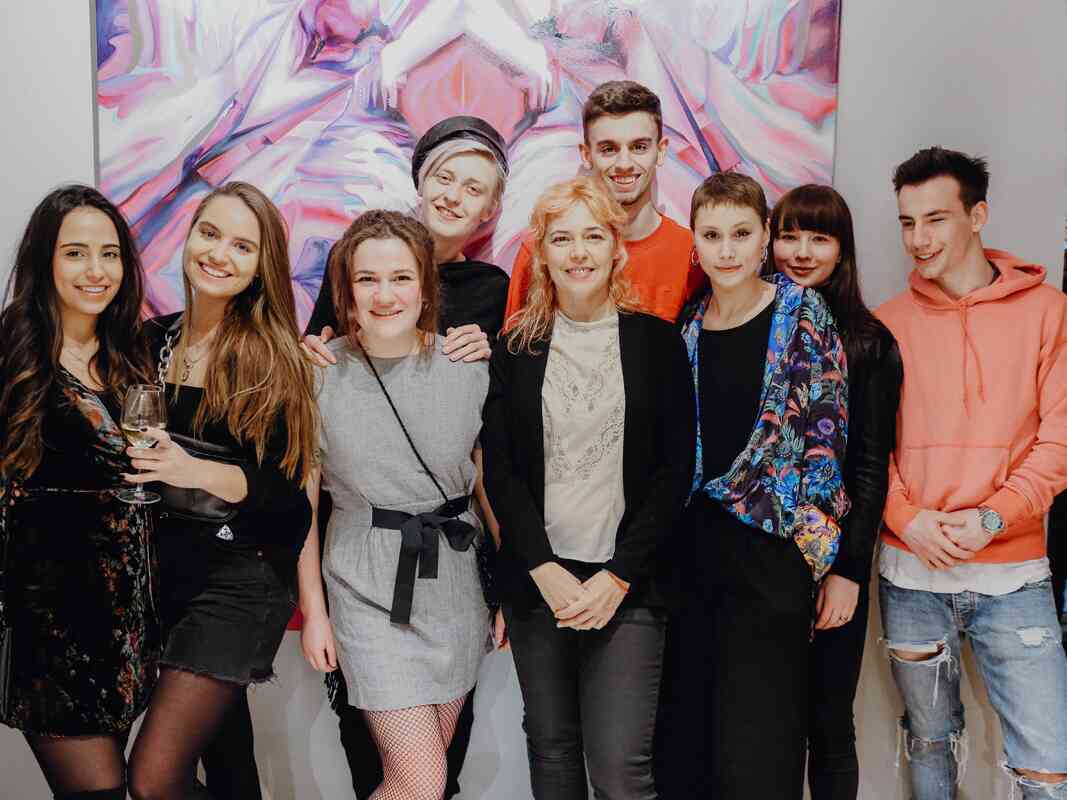 Studierende des Departments Creative Business gemeinsam mit der Künstlerin Daniela Boos