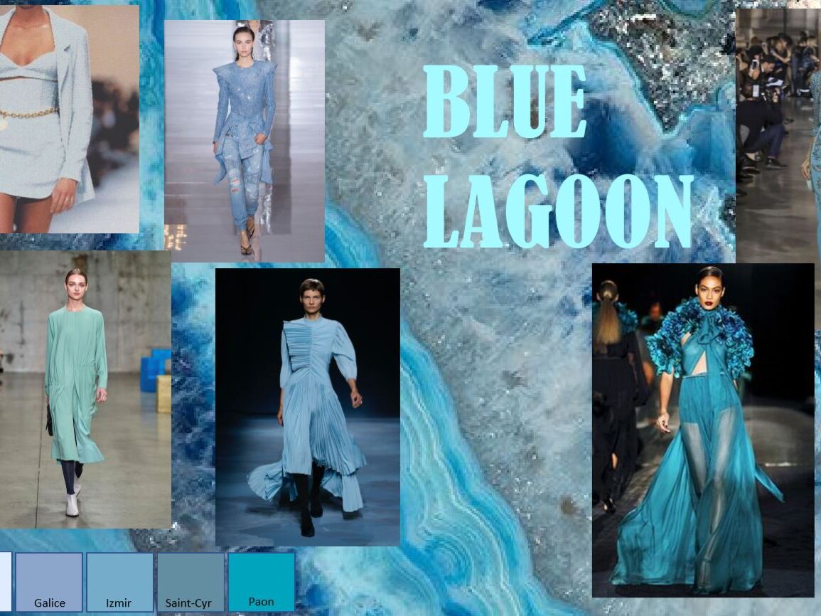 Modecollage unter dem Titel „Blue Lagoon“ mit Models in verschiedenen Outfits in Blautönen, von hellblauem Minikleid über plissierte Kleider bis hin zu transparenten Abendroben. Der Hintergrund zeigt eine strukturierte Wasser- bzw. Lagunenoptik, ergänzt d